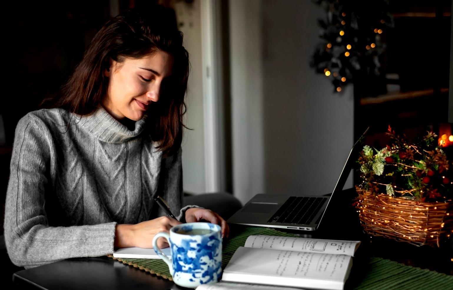 Person plant Finanzen am Schreibtisch